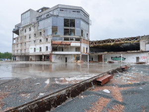 Poslední chvíle nechvalně proslulého Skleněného pekla. K zemi jde konečně i hlavní část největší černé stavby