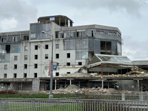 Skleněné peklo na začátku demolice