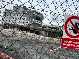 Skleněné peklo na začátku demolice