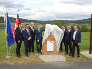 Spojené ruce zdobí nový pamětní kámen u česko-bavorské hranice, připomíná 20. výročí vstupu do EU