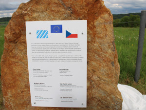 Spojené ruce zdobí nový pamětní kámen u česko-bavorské hranice, připomíná 20. výročí vstupu do EU