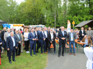 Spojené ruce zdobí nový pamětní kámen u česko-bavorské hranice, připomíná 20. výročí vstupu do EU