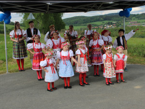 Spojené ruce zdobí nový pamětní kámen u česko-bavorské hranice, připomíná 20. výročí vstupu do EU