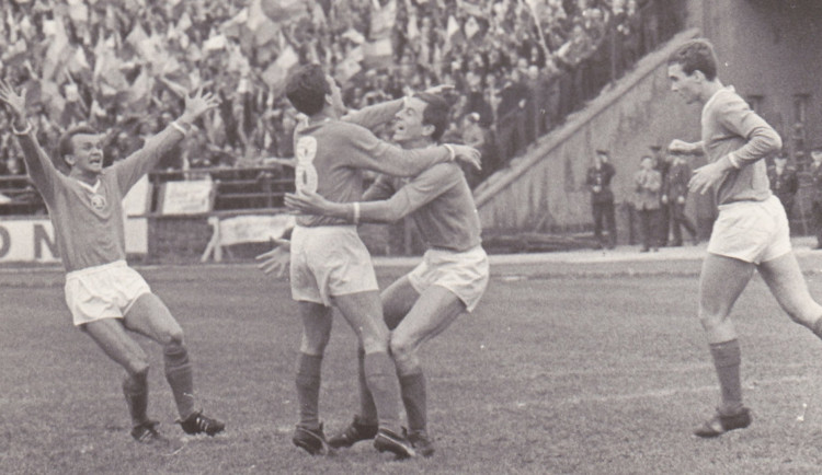 Miloš Herbst právě vstřelil pražské Dukle jeden ze svých dvou gólů. S gratulací přibíhají Jaromír Mysliveček, Václav Kamír a Zdeněk Michálek.