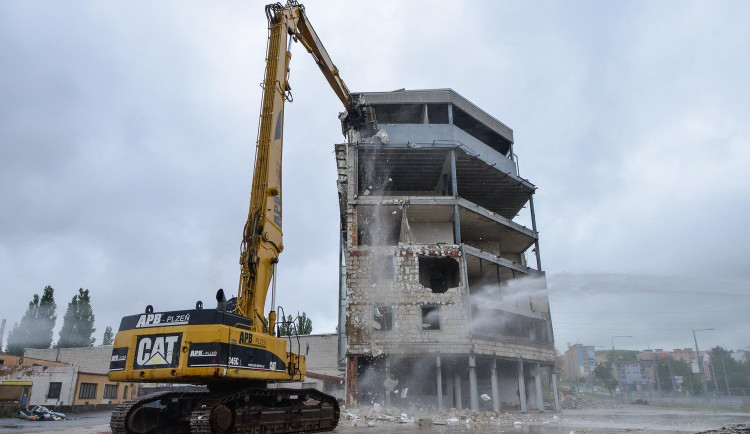 Poslední chvíle nechvalně proslulého Skleněného pekla. K zemi jde konečně i hlavní část největší černé stavby
