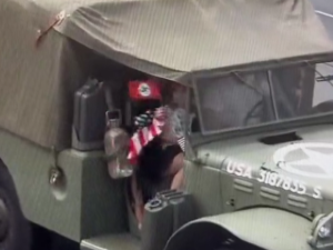 Kamera zachytila ženu, která v Konvoji svobody mávala vlaječkou s hákovým křížem