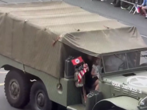 Kamera zachytila ženu, která v Konvoji svobody mávala vlaječkou s hákovým křížem