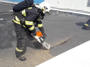 Hasiči likvidují požár střechy na objektu velké výrobní firmy. V akci je 14 hasičských jednotek