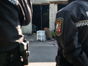 Policie definitivně zapečetila problémové garáže, kde živořili bezdomovci