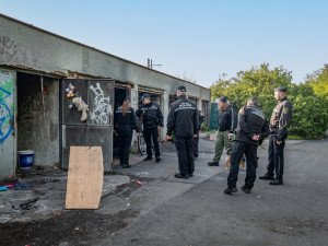 Policie definitivně zapečetila problémové garáže, kde živořili bezdomovci