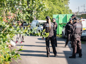 Policie definitivně zapečetila problémové garáže, kde živořili bezdomovci