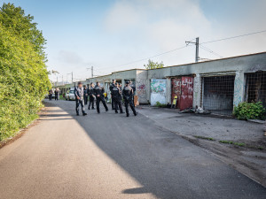 Policie definitivně zapečetila problémové garáže, kde živořili bezdomovci
