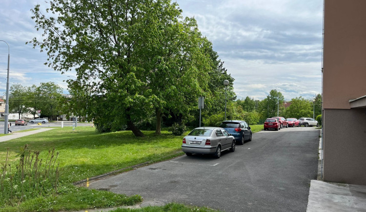 Obyvatelé bytovek se dočkají nových parkovacích míst, budou tam i nabíjecí stanice pro elektromobily
