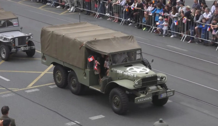 Kamera zachytila ženu, která v Konvoji svobody mávala vlaječkou s hákovým křížem