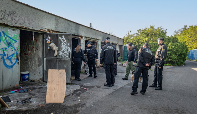 Policie definitivně zapečetila problémové garáže, kde živořili bezdomovci