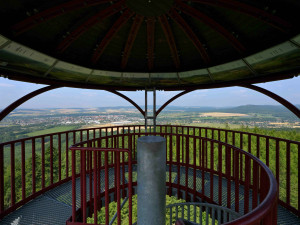 Populární rozhledna na Kotli slaví 10. výročí. Vyhlídková plošina je ve výšce 25 metrů a nahoru vede 142 schodů