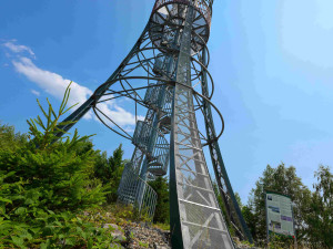Populární rozhledna na Kotli slaví 10. výročí. Vyhlídková plošina je ve výšce 25 metrů a nahoru vede 142 schodů