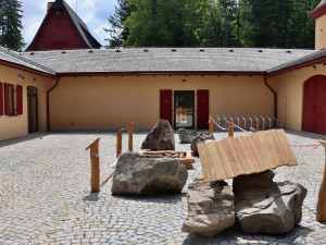 Veřejnost se už brzy podívá do opravených interiérů ikonického zámečku Tři Trubky v Brdech. Ten hostil i prezidenty