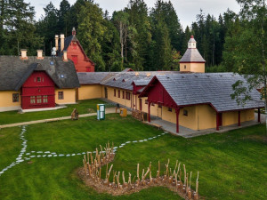 Veřejnost se už brzy podívá do opravených interiérů ikonického zámečku Tři Trubky v Brdech. Ten hostil i prezidenty