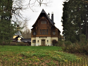 Na ještě neopravený zámek se lidé takto mohli dlouhá léta dívat jen přes plot
