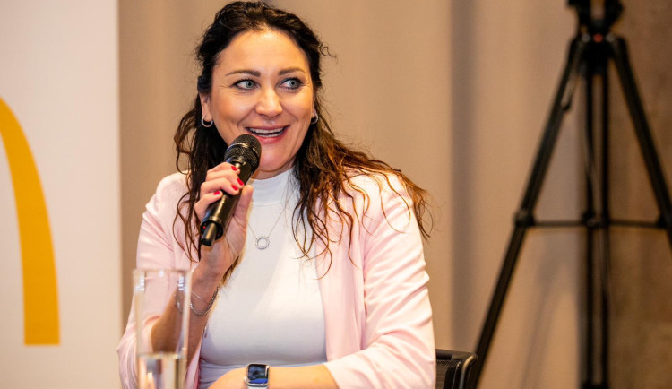 Poslankyně a členka výboru pro obranu odmítá, že je ve střetu zájmů kvůli vztahu s náčelníkem generálního štábu