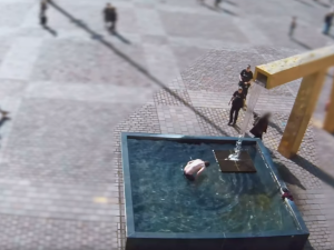 VIDEO: Muž za bílého dne lovil mince z kašny na náměstí. Na chodce vystrkoval téměř holé pozadí