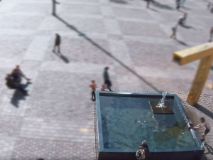 Polonahý muž za bílého dne lovil mince z kašny na náměstí. Na chodce vystrkoval téměř holé pozadí