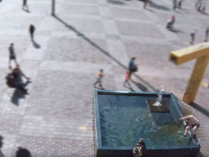 Polonahý muž za bílého dne lovil mince z kašny na náměstí. Na chodce vystrkoval téměř holé pozadí