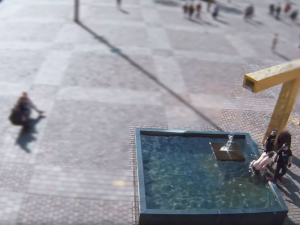 Polonahý muž za bílého dne lovil mince z kašny na náměstí. Na chodce vystrkoval téměř holé pozadí