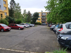 Ve vnitrobloku za Sokolovskou 90 chce obvod upravit parkovací stání. Vznikne tam o 20 míst více