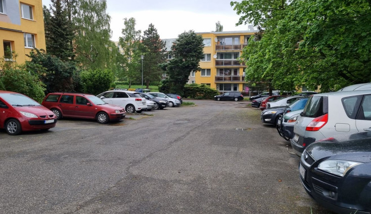 Ve vnitrobloku za Sokolovskou 90 chce obvod upravit parkovací stání. Projekt představí občanům