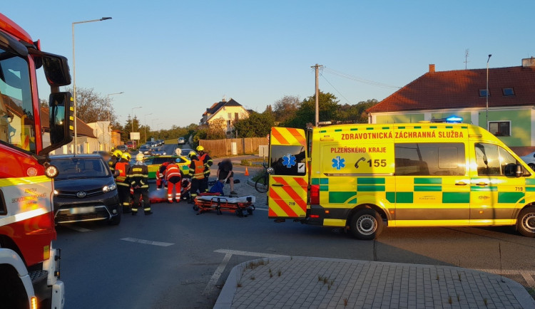 Řidička osobáku přehlédla staršího cyklistu a srazila ho, muž skončil v nemocnici