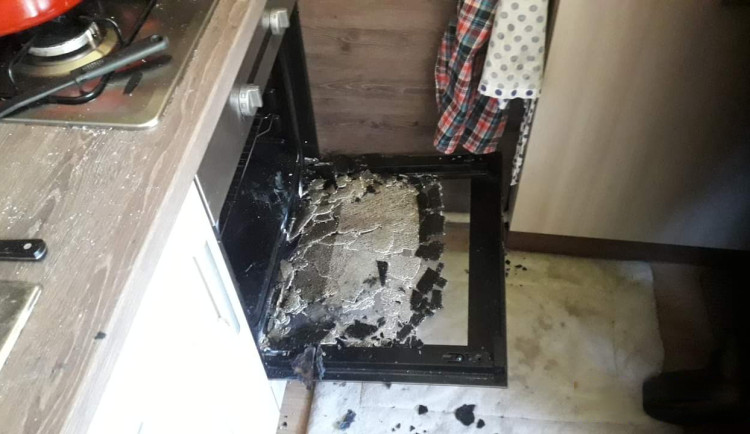 Nevidomou ženy vyděsila velká rána a zápach kouře v kuchyni, okamžitě zavolala hasiče