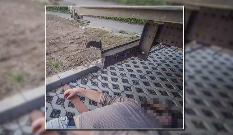 Opilec si ustlal pod náklaďákem, nadýchal skoro čtyři promile a jen mumlal