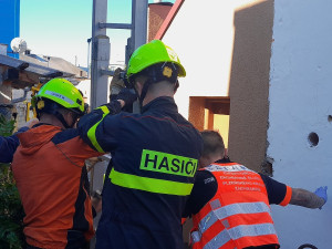Šestašedesátiletý muž se zřítil do osm metrů hluboké studny, vysvobodit ho museli hasiči