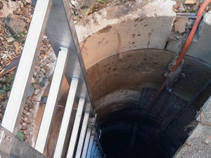 Šestašedesátiletý muž se zřítil do osm metrů hluboké studny, vysvobodit ho museli hasiči