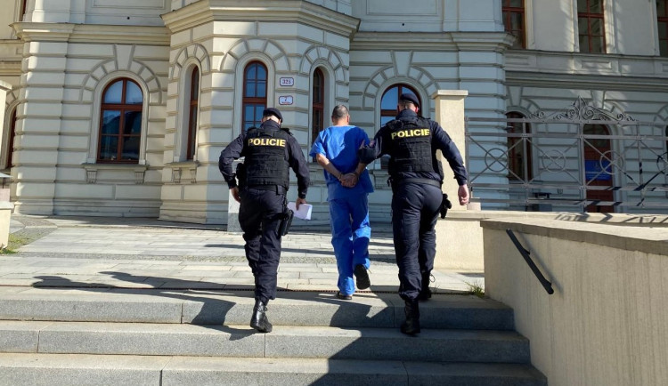 Policisté eskortují k soudu zadrženého násilníka
