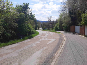 Silnice k nemocnici je samá díra, město začalo s opravou povrchu. Řidiči musí počítat s omezením