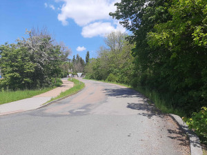 Silnice k nemocnici je samá díra, město začalo s opravou povrchu. Řidiči musí počítat s omezením