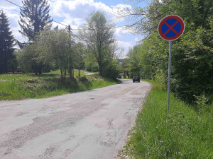 Silnice k nemocnici je samá díra, město začalo s opravou povrchu. Řidiči musí počítat s omezením