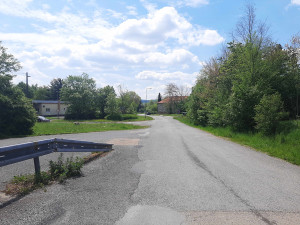 Silnice k nemocnici je samá díra, město začalo s opravou povrchu. Řidiči musí počítat s omezením