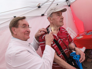 Zájemcům se v Plzni věnoval specialista v oboru dermatovenerologie Petr Arenberger