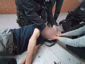 VIDEO: Strážníci ošetřovali muže po pádu z eskalátorů i nešťastníka, který se pořezal při krájení masa