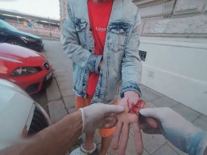 VIDEO: Strážníci ošetřovali muže po pádu z eskalátorů i nešťastníka, který se pořezal při krájení masa