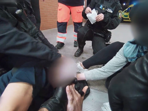 VIDEO: Strážníci ošetřovali muže po pádu z eskalátorů i nešťastníka, který se pořezal při krájení masa