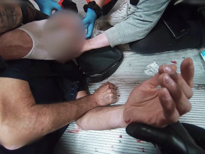 VIDEO: Strážníci ošetřovali muže po pádu z eskalátorů i nešťastníka, který se pořezal při krájení masa