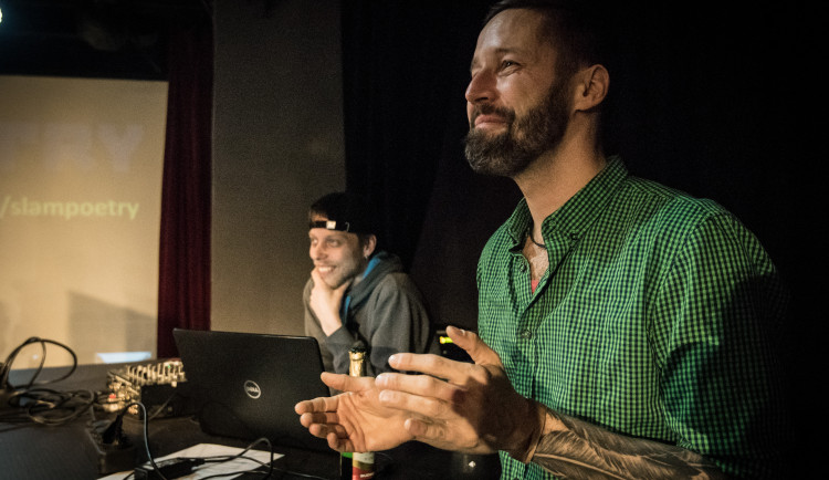 Slam poetry se už u nás stala respektovaným žánrem, říká oceněný básník Tomáš T. Kůs