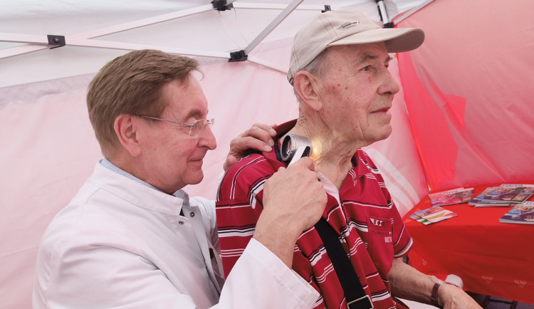 Zájemcům se v Plzni věnoval specialista v oboru dermatovenerologie Petr Arenberger