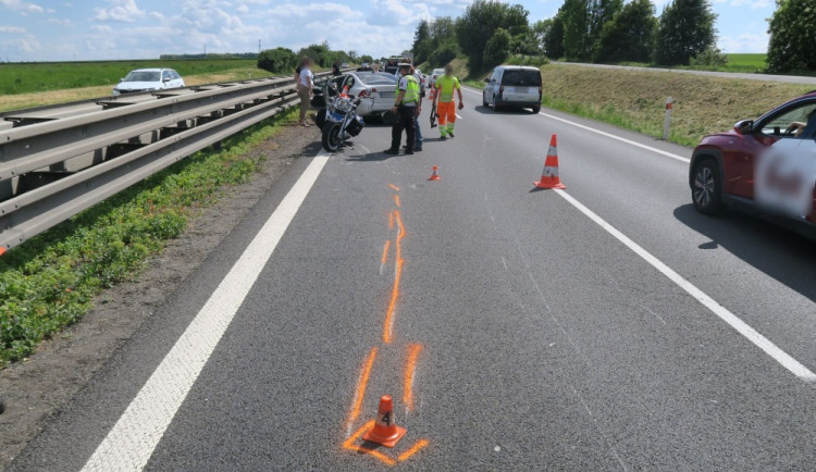 Motorkář na D46 nedobrzdil do kolony. K nehodě letěl záchranářský vrtulník