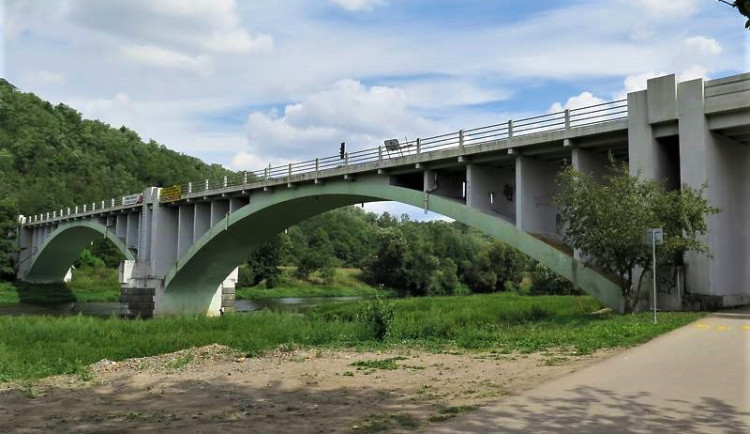 Stoletý most propojující dva okresy čeká čeká už letos velká oprava za 130 milionů. Teď je v havarijním stavu